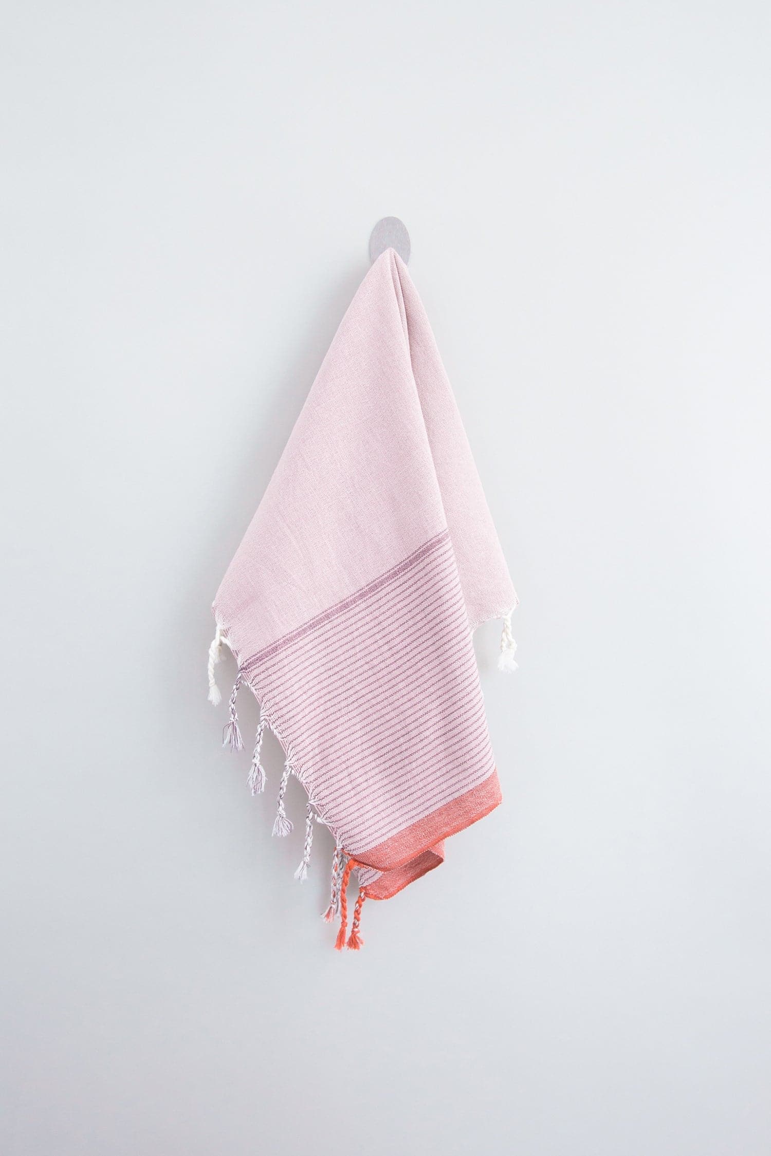 http://fieldandsupply.com/cdn/shop/products/rosewood-tribeca-hand-towel.jpg?v=1650181486